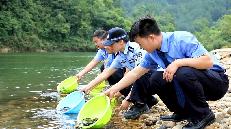 贵定县公安局民警联合有关部门开展增殖放流。贵州省公安厅供图