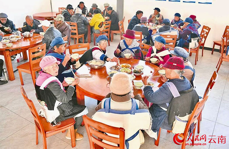 老人们在均良村幸福食堂用餐。赵庆祖摄