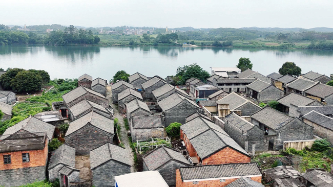 依江而建的三江坡古建筑。 记者周圆曦摄