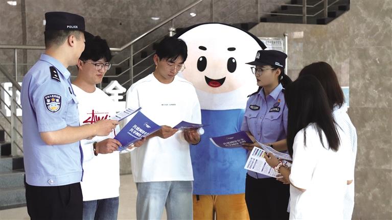 在网络文明文化集市开展普法宣传