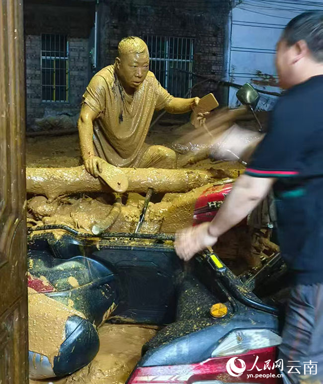田如良从泥石流中奋力爬出的瞬间。盘开应摄